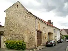Ambiance du village : la rue de la Fontaine.