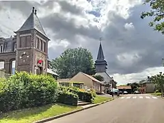 Le centre du village : la mairie-école et l'église.