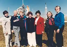7 membre de Mercury 13 devant la navette spatiale sur son pas de tir en 1995