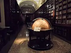 Ancienne salle de lecture, au premier plan, un globe terrestre du XVIIe siècle.