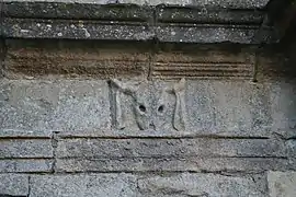 Un bucrane au château de Sévérac.