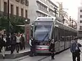 Une rame Urbos III à Plaza Nueva, avec son pantographe déployé