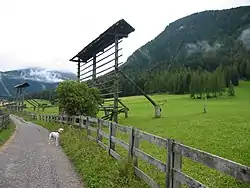 Vue sur la vallée de Sesto avec au premier plan un kozolec typique.