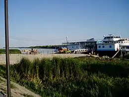 Escale des navettes fluviales sur le bras de St-Georges pour Tulcea ; au fond à gauche la mer.