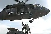 un VBL hélitreuillé par un hélicoptère américain UH-60 Blackhawk.
