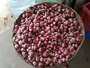 Échalotes en vente sur un marché local d'Inde du Sud.