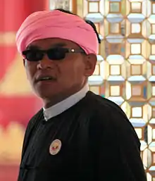 Homme portant un gaung baung birman