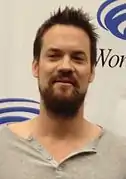 Shane West interprète Michael Bishop.