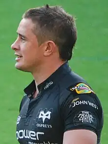 Photograhpie d'un homme portant un maillot de rugby noir