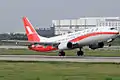 Shanghai Airlines Boeing B-737 au décollage