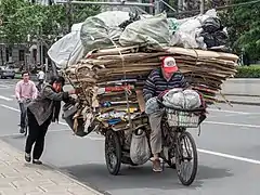 Transport par vélo de matériaux à recycler à Shanghai (2015).