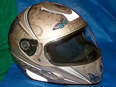 Casque de moto intégral.