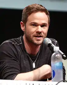 Shawn Ashmore dans le rôle de Robert « Bobby » Drake / Iceberg