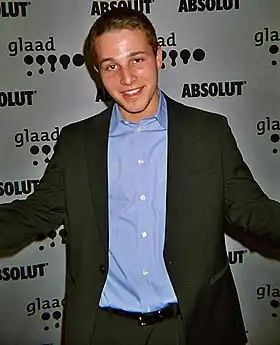 Shawn Pyfrom interprète Andrew Van de Kamp.