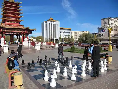 Une partie d'échecs en plein air.