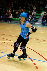photographie couleur d'une joueuse de roller derby avec un uniforme bleu