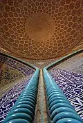 Le mur intérieur et le plafond de la mosquée