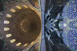 Mur intérieur et plafond de la mosquée du Cheikh Lotfallah. Juillet 2017.