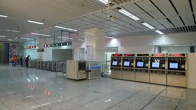 Hall de la station Pangjiangjie (ligne C) avec distributeurs de billets