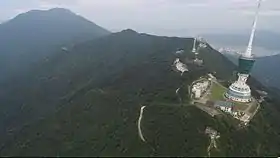 Vue aérienne du mont Wutong, en arrière-plan à gauche.
