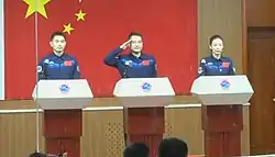 L'équipage de Shenzhou 13 saluant.