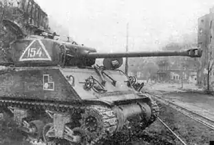Un char M4A2 (avec canon de 76 mm) du 1er corps mécanisé, à Berlin en avril 1945. La marque sur la tourelle correspond au numéro du char, la marque sur l'avant de la caisse est celle de la 219e brigade.