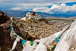 Le dzong reconstruit, vu de loin (2009).