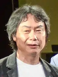 Homme d'origine japonaise aux cheveux gris.