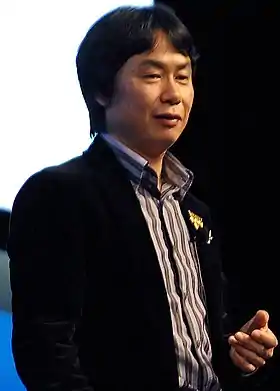 Photo de Shigeru Miyamoto de trois-quarts.