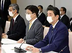 1er ministre japonais Shinzo Abe (à droite) en avril 2020.