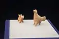 Figurines d’argile: un chien apportant un poisson (?) et une poule.