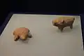 Figurines d’argile: une tortue et un porc.