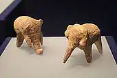 Figurines d’argile: deux éléphants.. H. 6,8,.