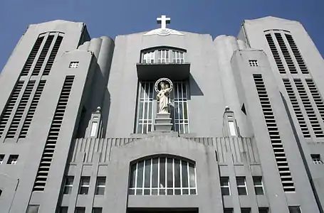 Façade de la cathédrale avec la statue de Marie Auxiliatrice.