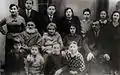 Shimon Peres (debout, troisième à partir de la droite) avec sa famille, vers 1930