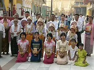 À la pagode Shwedagon : les shinlaungs (novices) sont au second rang. Derrière eux leurs sœurs, avec, de gauche à droite, du pandaung (au motus), du kundaung (paan),  hintha ohk et du hsun ohk