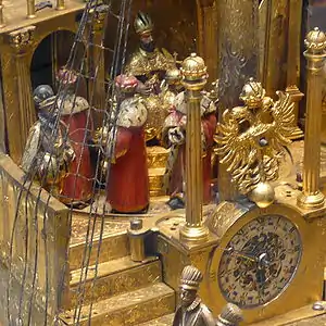 Détail du galion mécanique du British Museum , avec les princes-électeurs tournant autour de l'empereur.
