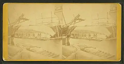Robert N. Dennis collection of stereoscopic views. Ship hove down for repairs. Vers 1860-1895