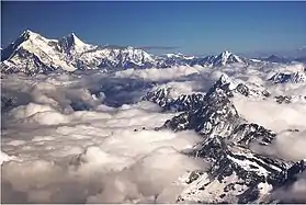 Photographie d'un massif enneigé.