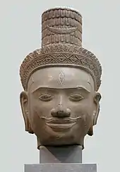 Shiva. Phnom Bok, style du Bakheng, fin IXe siècle - début Xe siècle, grès. Musée Guimet