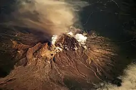 Image satellite du Chiveloutch en éruption le 10 juillet 2007 avec le Stary Chiveloutch (à droite du panache volcanique) et du Molodoï Chiveloutch (au pied du panache volcanique).