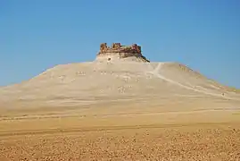 Le très ancien château de Chmémis bâti sur un tell désertique