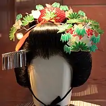 Une coiffe de geisha décorée des motifs des trois amis de l´hiver