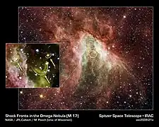 Cette image provenant des données captées dans le domaine de l'infrarouge par le télescope spatial Spitzer nous montre trois ondes de choc composé de gaz compressé et de poussière.