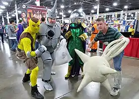 Cosplay de quelques membres des Sinistres Six ; de gauche à droite : le Shocker, le Rhino, Mystério et l'Homme-sable .