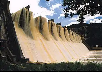 Un seuil en touche de piano (pour une telle hauteur on parlera plutôt de barrage) équipé de « hausses fusibles » lors de crue à Shongweni, Afrique du Sud.