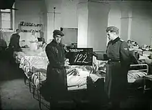 Un juif tient le clap, un allemand en uniforme à son côté