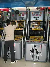Un simulateur de basket-ball dans une salle de jeu à Tokyo.