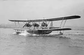 Un Calcutta en évolutions sur l'eau. Le pilote est visible à l'intérieur de son cockpit ouvert.