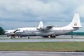 avion à aile haute avec rampe arrière. Configuration comparable à un Hercules, un An-22 ou un C-130